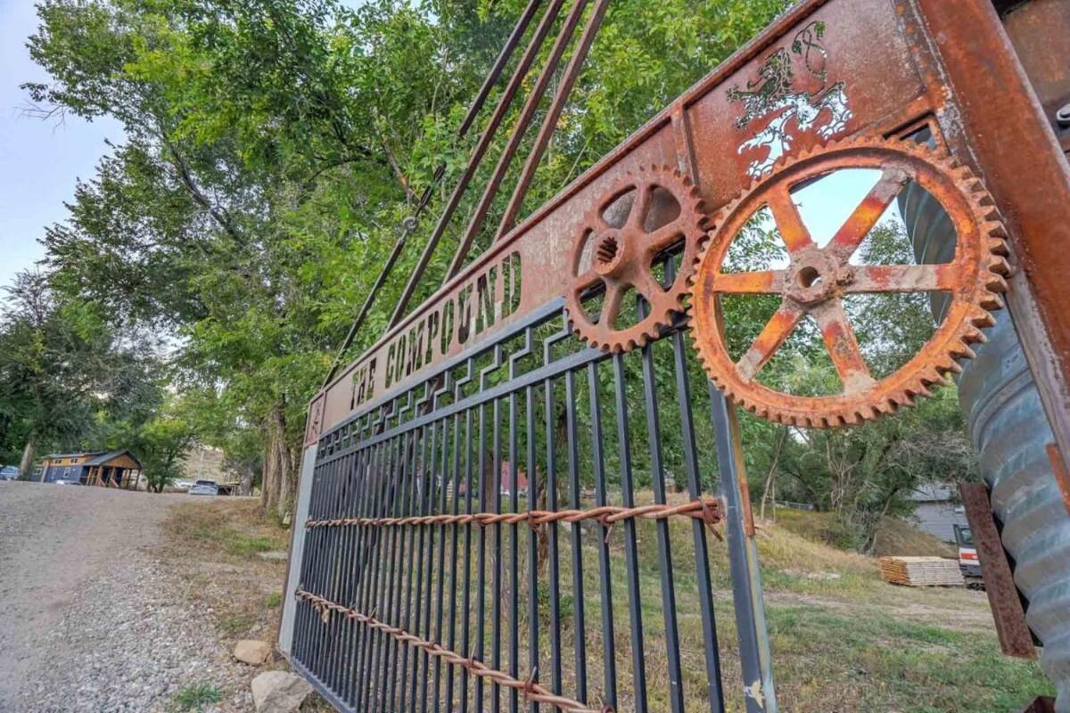 Red Rock Treehouse Unique In Old Colorado City Colorado Springs Exterior photo